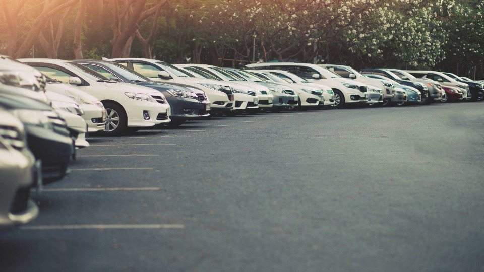 Fahrzeuge warten auf Abholung und Ankauf auf dem Autohof von Auto verkaufen Brüggen